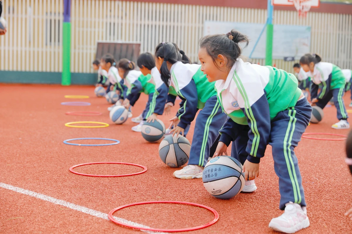 小学生篮球运球训练
